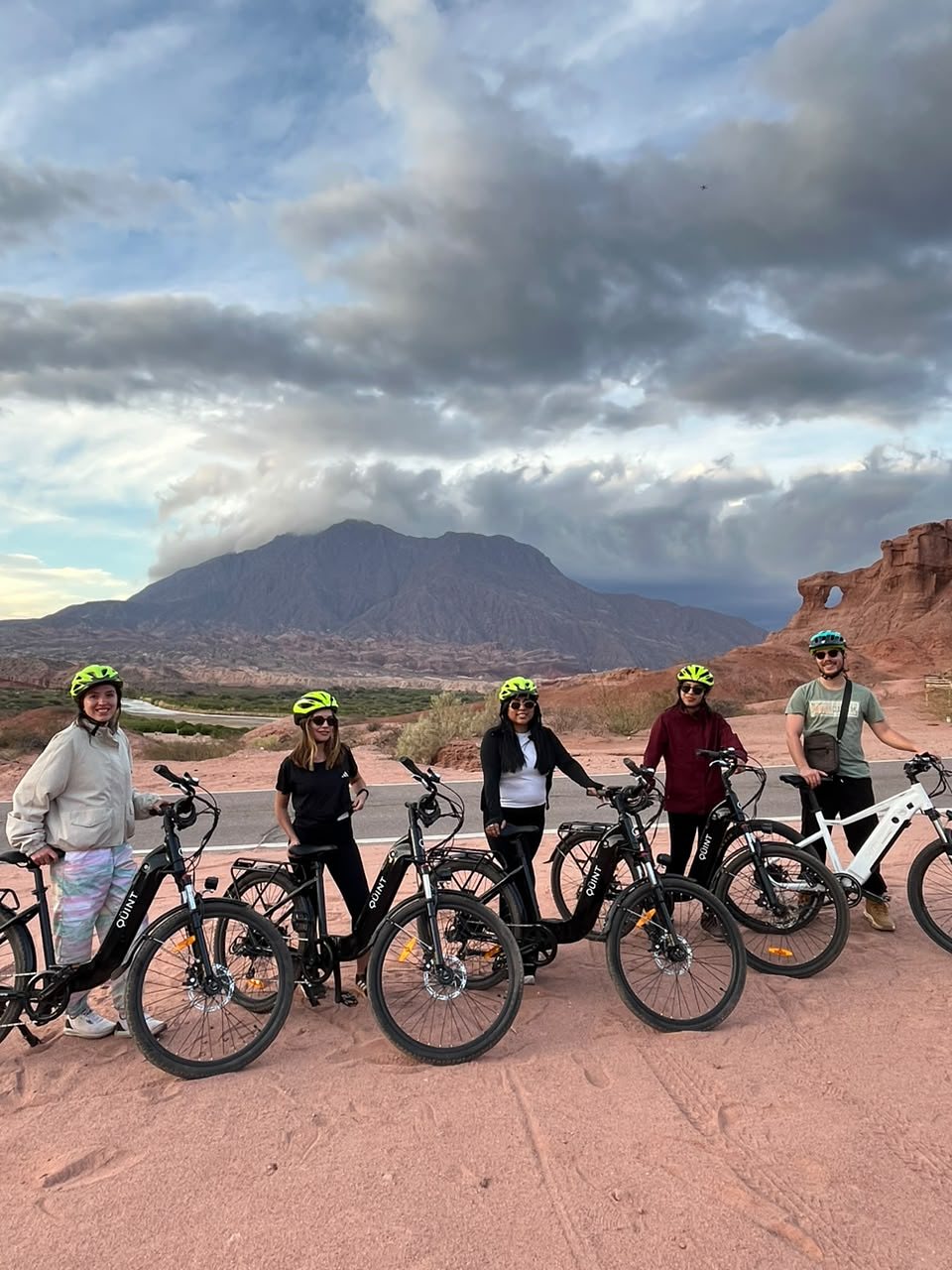 Grupo de ciclistas con E-bikes frente a los cerros