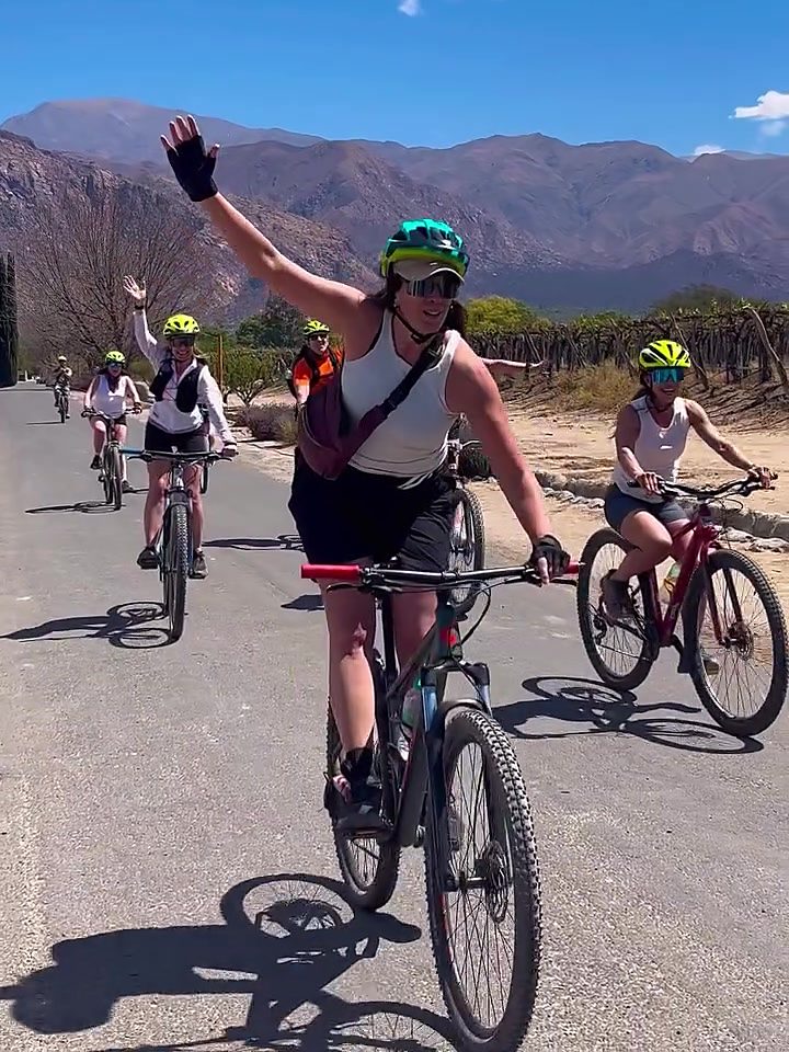 El grupo en E-bike, saludando en el camino