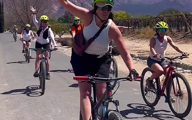 El grupo en E-bike, saludando en el camino