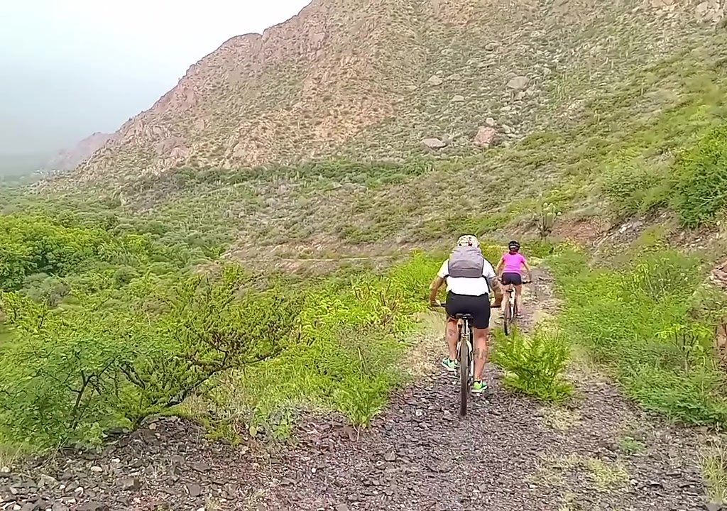 Dos ciclistas por un sendero del valle en Cafayate